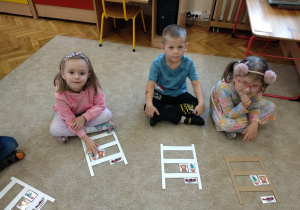Dzieci podczas zabawy matematycznej.